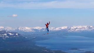 İp cambazları yüzlerce metre yükseklikte böyle yürüdü
