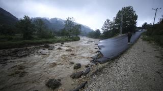 Düzce'yi sağanak vurdu: Dereler taştı, yol çöktü