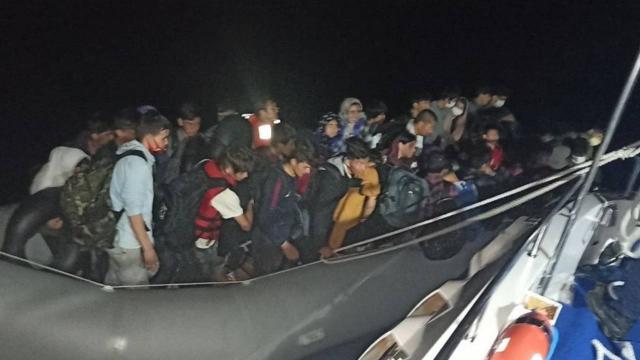 Çanakkale açıklarında 68 düzensiz göçmen yakalandı