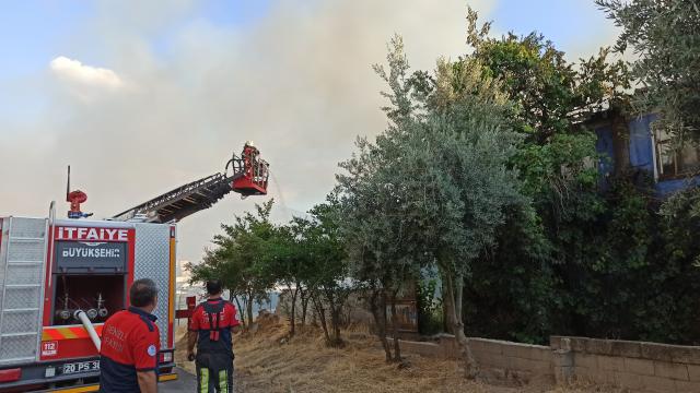 Denizlide evde çıkan yangında bir kişi dumandan etkilendi