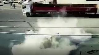 Otomobille traktör böyle çarpıştı