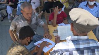 Mahalleli her salı kahvede toplanıp kitap okuyor