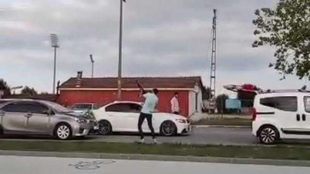 Havaya ateş eden maganda korku dolu anlar yaşattı