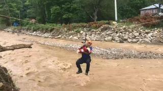 Düzce'de selde mahsur kalan aile böyle kurtarıldı