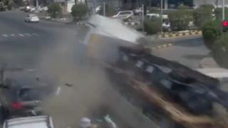 Freni boşalan kamyon otomobilleri sürükledi