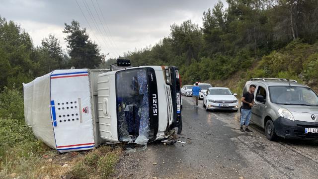 Mersinde devrilen kamyonetteki 11 kişi yaralandı
