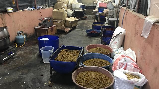 İstanbulda ahıra operasyon: 5 ton kaçak tütün ele geçirildi