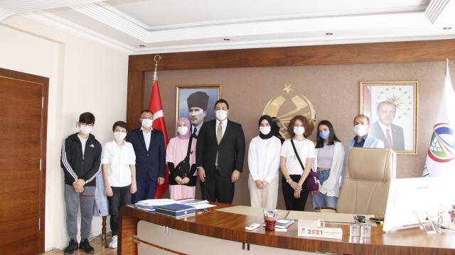 Pazaryerinde LGSde yüzde 7lik dilime giren öğrencilere hediye verildi