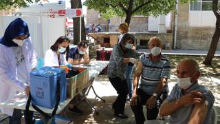 Aşı ikna timi cuma namazından çıkanları aşıladı