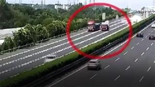 Çin'de kamyon kasasındaki alçıpan levhalar otoyolu birbirine kattı