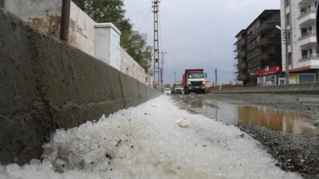 Iğdırda etkili olan dolu ve fırtına hayatı olumsuz etkiledi