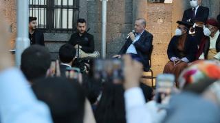 Cumhurbaşkanı Erdoğan gençlerle türkü söyledi