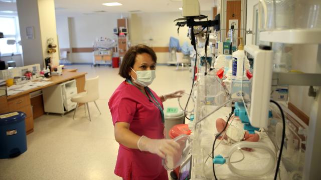 Virüsle savaşı 222 gün sonra kazanan Züleyha hemşire işinin başında