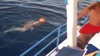 Tekneleri alabora olan balıkçıların kurtarılma anı kamerada