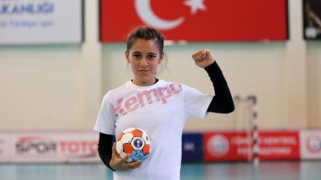 Genç hentbolcu Merve Akpınara eğitim ve spor bursu verilecek