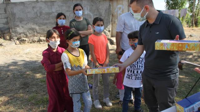 Malazgirt Kaymakamı Demirer, ev ziyaretlerinde bulunarak vatandaşların sıkıntılarını dinledi