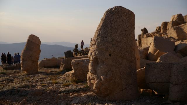 Dünya mirası Nemrut ziyaretçilerini ağırlamaya başladı