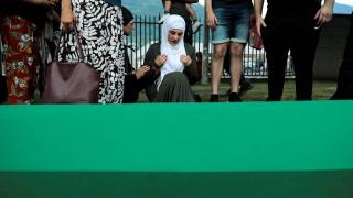 Srebrenitsa kurbanlarının tabutları Potoçari Anıt Mezarlığı'na taşındı