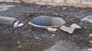 Küçük çocuk kapağı çalınan rögara düştü