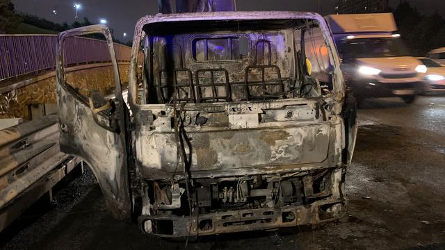Ümraniyede seyir halindeki kamyonet yandı