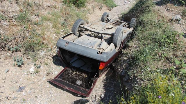 Taşovada dere yatağına devrilen otomobilin sürücüsü yaralandı