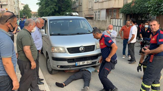 Adıyamanda minibüsün altında sıkışan motosiklet sürücüsü kurtarıldı