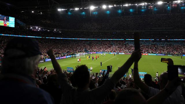 UEFAdan İngiltere-Danimarka maçına soruşturma