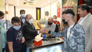 Bakan Varank vatandaşlara dondurma ikramında bulundu