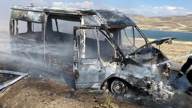 Vanda seyir halindeki minibüs yandı