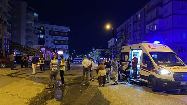 Niğdede apartman yangını: 10 kişi dumandan etkilendi