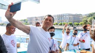 Bakan Selçuk öğrencilerle vapurda buluştu