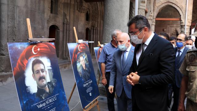 Tarihi Çifte Minareli Medresede "15 Temmuz" konulu fotoğraf sergisi açıldı