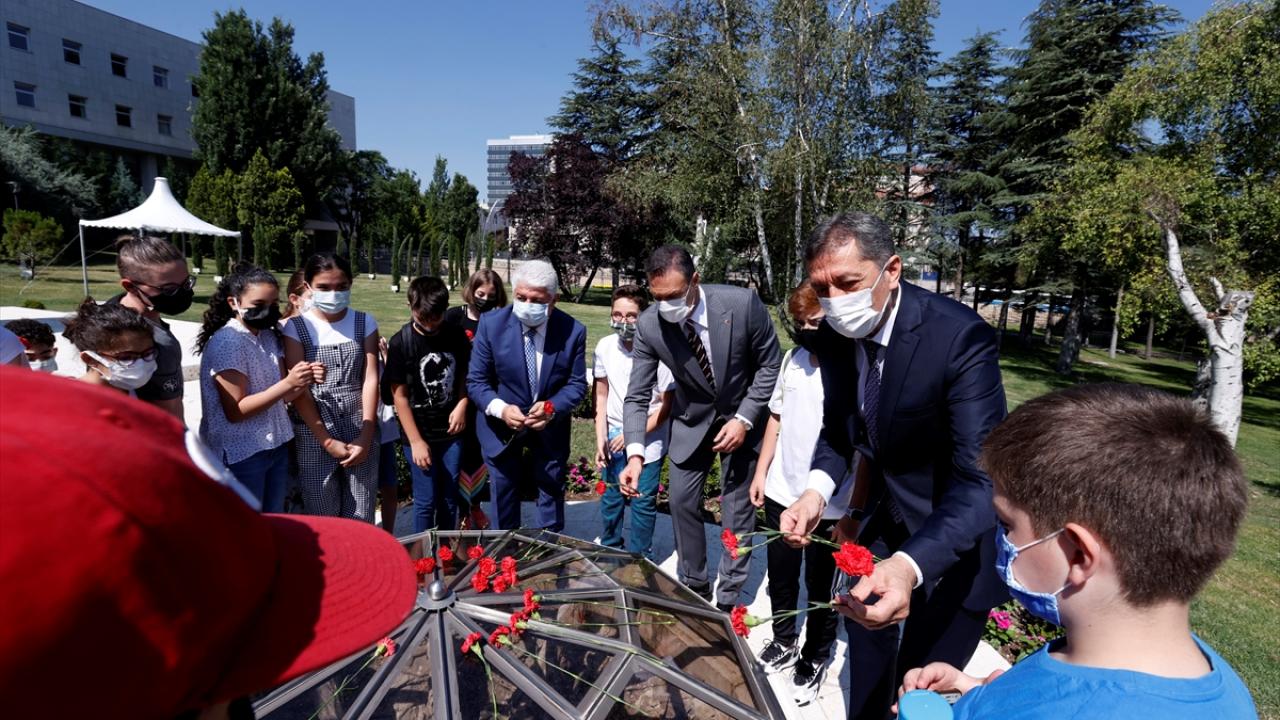 15 Temmuz Anıtı`na karanfiller bırakıldı