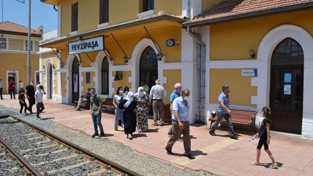 İslahiyede tren seferlerinin yeniden başlaması vatandaşları sevindirdi