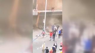 Güney Afrika'da ateşe verilen binada mahsur kalan anne çocuğunu aşağı atarak kurtardı