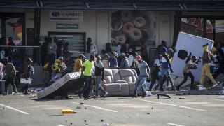 Güney Afrika'da yağmacılar sokaklarda