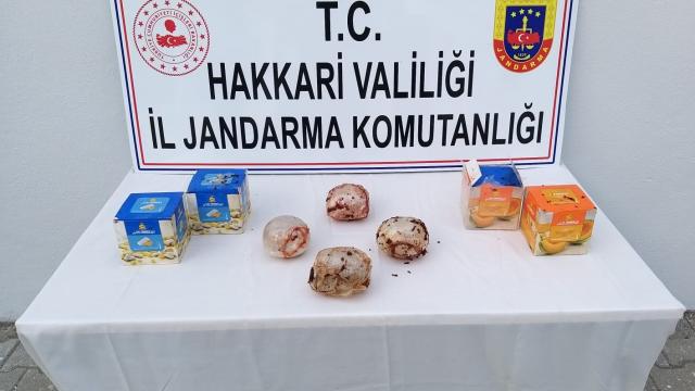 Hakkaride nargile tütünü kutularına gizlenmiş 2 kilo eroin ele geçirildi