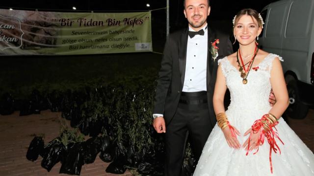 Lüleburgazda düğün davetlilerine fidan hediye edildi