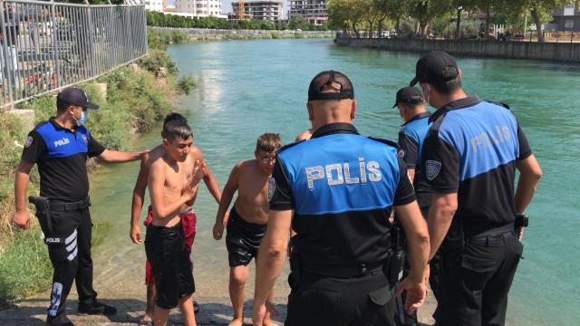 Adanada polis sulama kanallarında yüzen gençleri havuzla buluşturdu