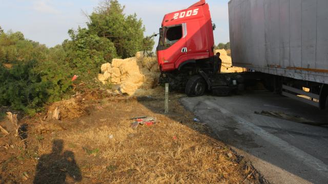 Adanada saman yüklü tır devrildi