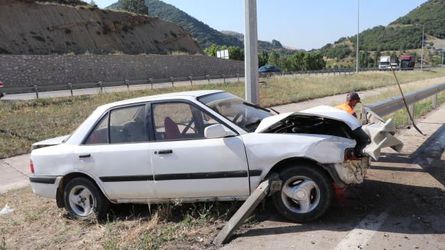 Amasyada yol kenarındaki bariyere saplanan otomobilin sürücüsü öldü