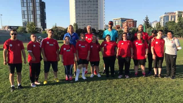 Milli atlet Yasmani Copellodan özel sporculara ziyaret