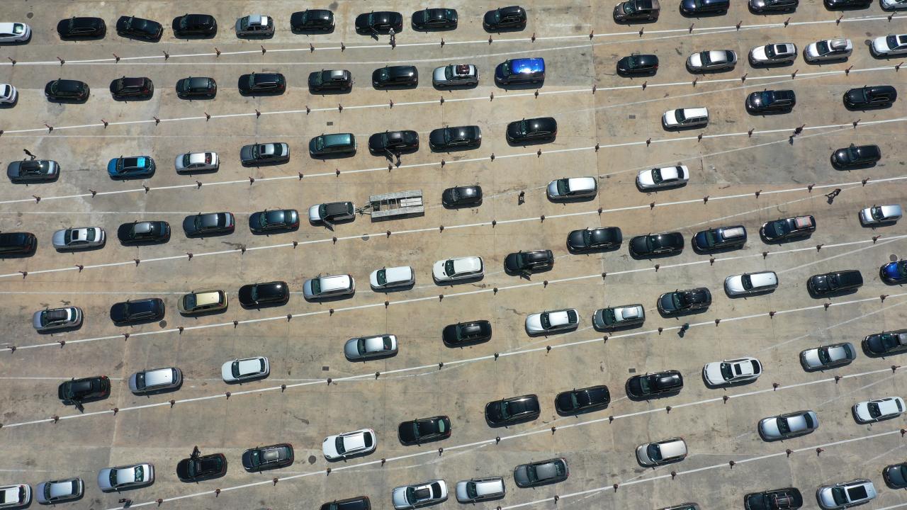 Kapıkule Sınır Kapısı`ndan yurda giriş yapan vatandaşlar, memleketlerinin yolunu tuttu.