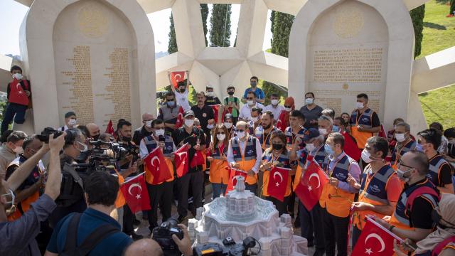 AFAD gönüllüleri, 15 Temmuz Şehitler Anıtına karanfil bıraktı