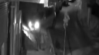 Fren yerine gaza bastı, müstakil evin çatısına çıktı