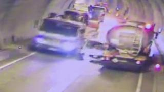 Tünelde hatalı sollama: Tankerle vinç arasında sıkıştı