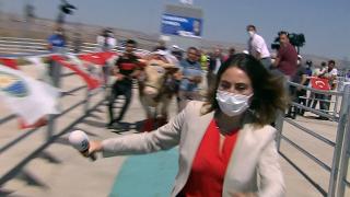 Gazeteciler boğa tarafından ezilmekten son anda kurtardı