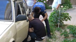 Arabasında başka birinin uyuduğunu gördü