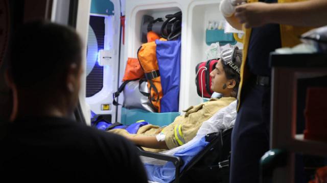 Hassada orman yangını: 2 itfaiye eri dumandan etkilendi