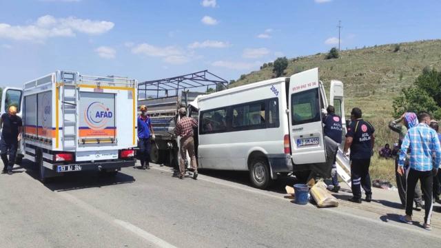 Afyonkarahisarda minibüs kamyonete çarptı: 17 yaralı
